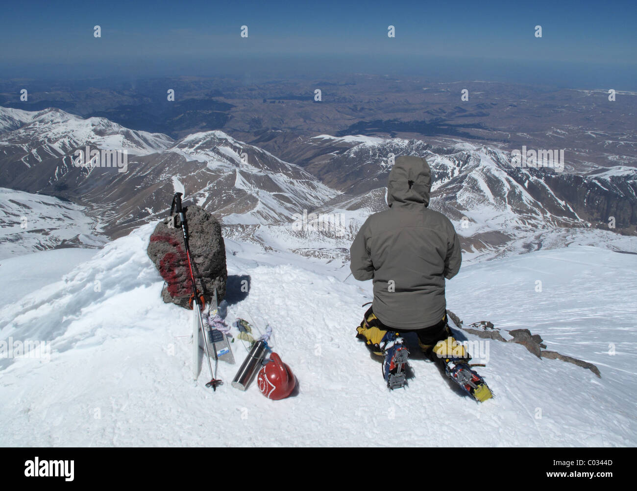 Russische Bergsteiger auf dem Gipfel für diejenigen beten verloren Mount Elbrus. 5642m Europas höchster Berg. Stockfoto