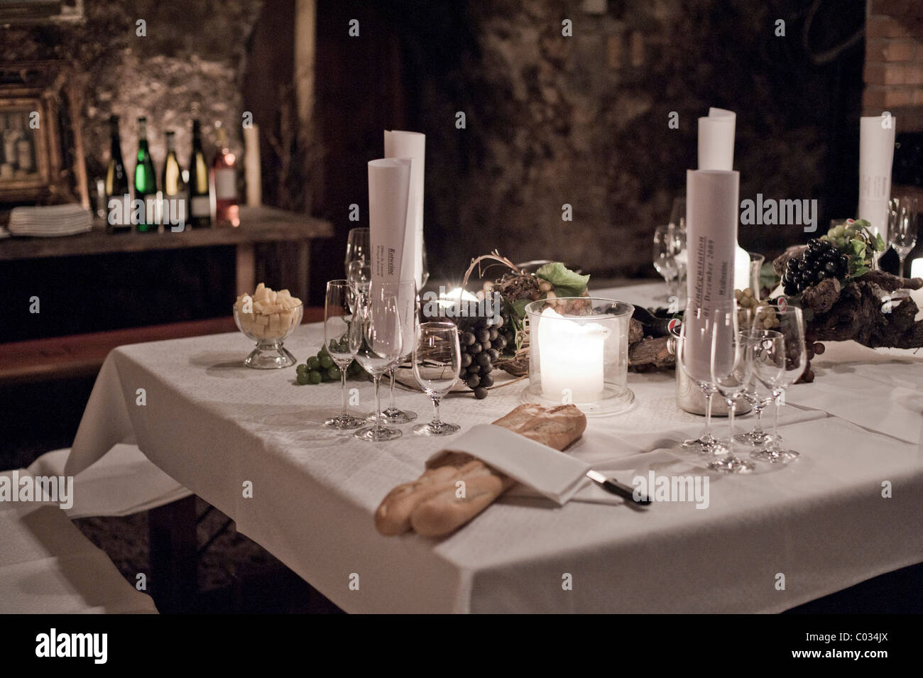 Edel gedeckter Tisch in einem Weinkeller mit baguette Stockfoto