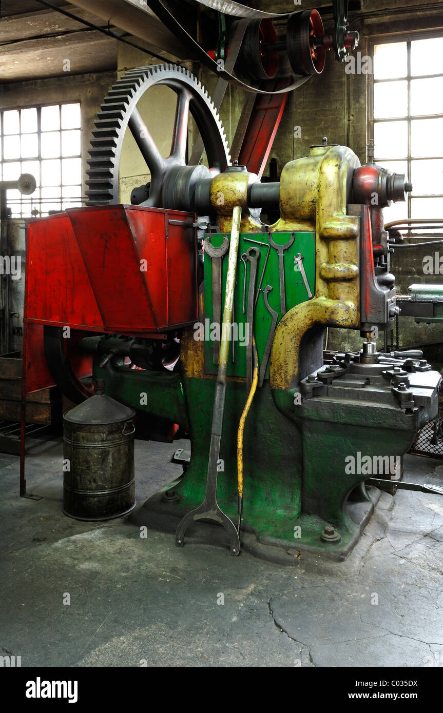 Schmiedepresse auf einer Linie Welle Kraftübertragungssystem in einem alten Gesenkschmiede von 1911, die ehemalige Fabrik von Dietz & Pfriem Stockfoto