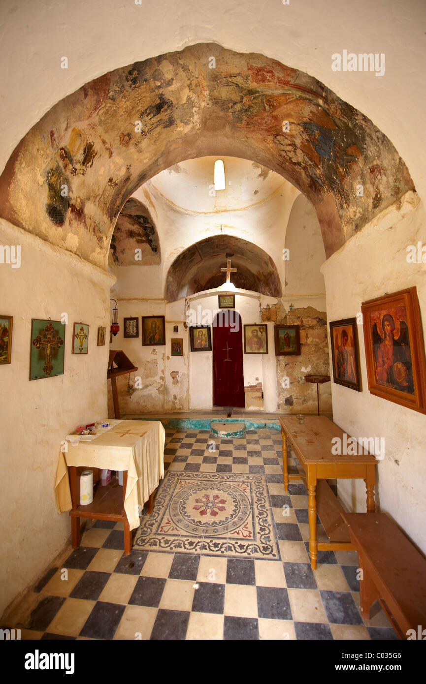 Innenraum der byzantinischen Kirche von Taxiarchis (Erzengel), Paliachora, Ägina griechischen Saronischen Inseln. Stockfoto