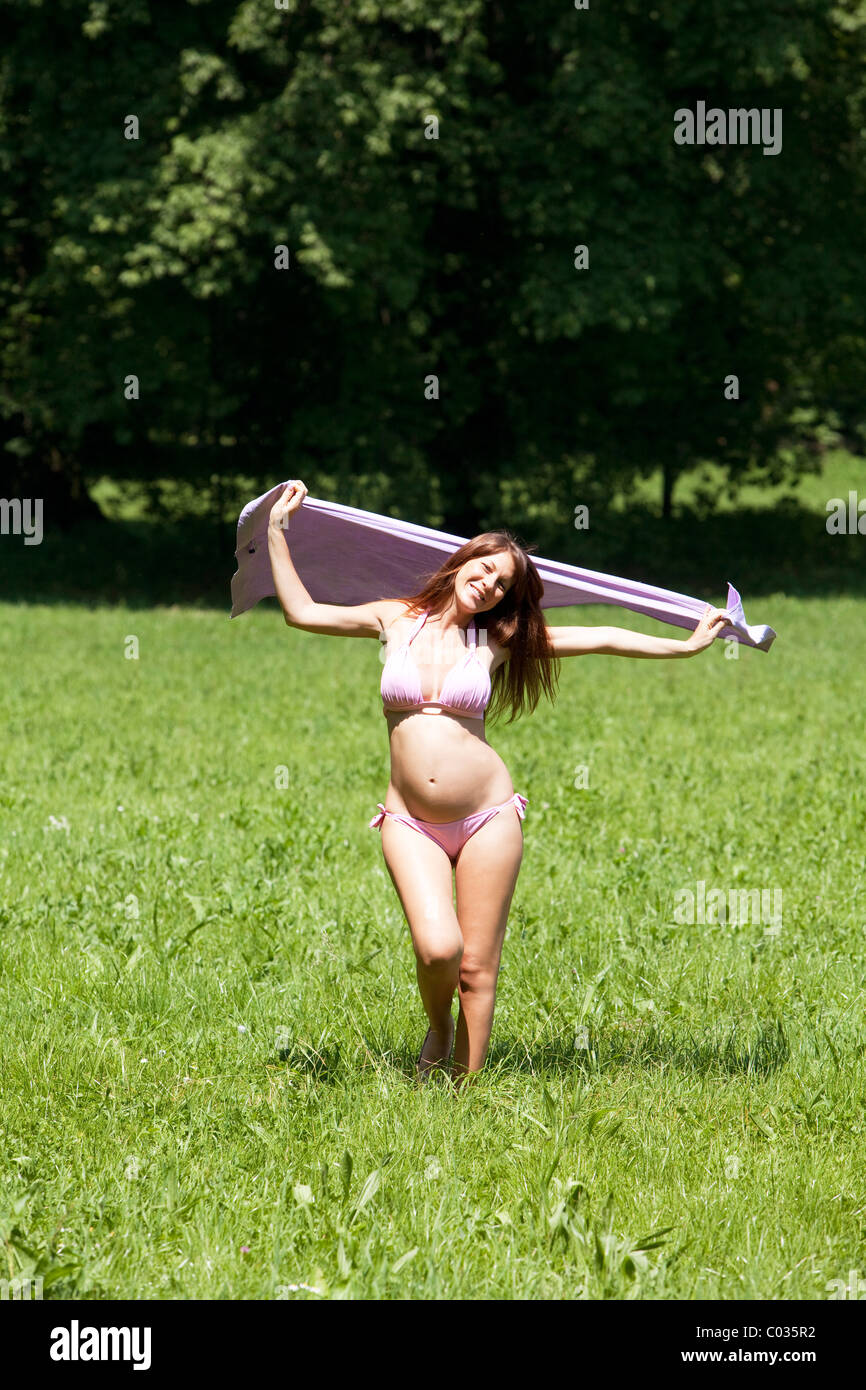 Schwangere Frau zu Fuß auf Land Stockfoto