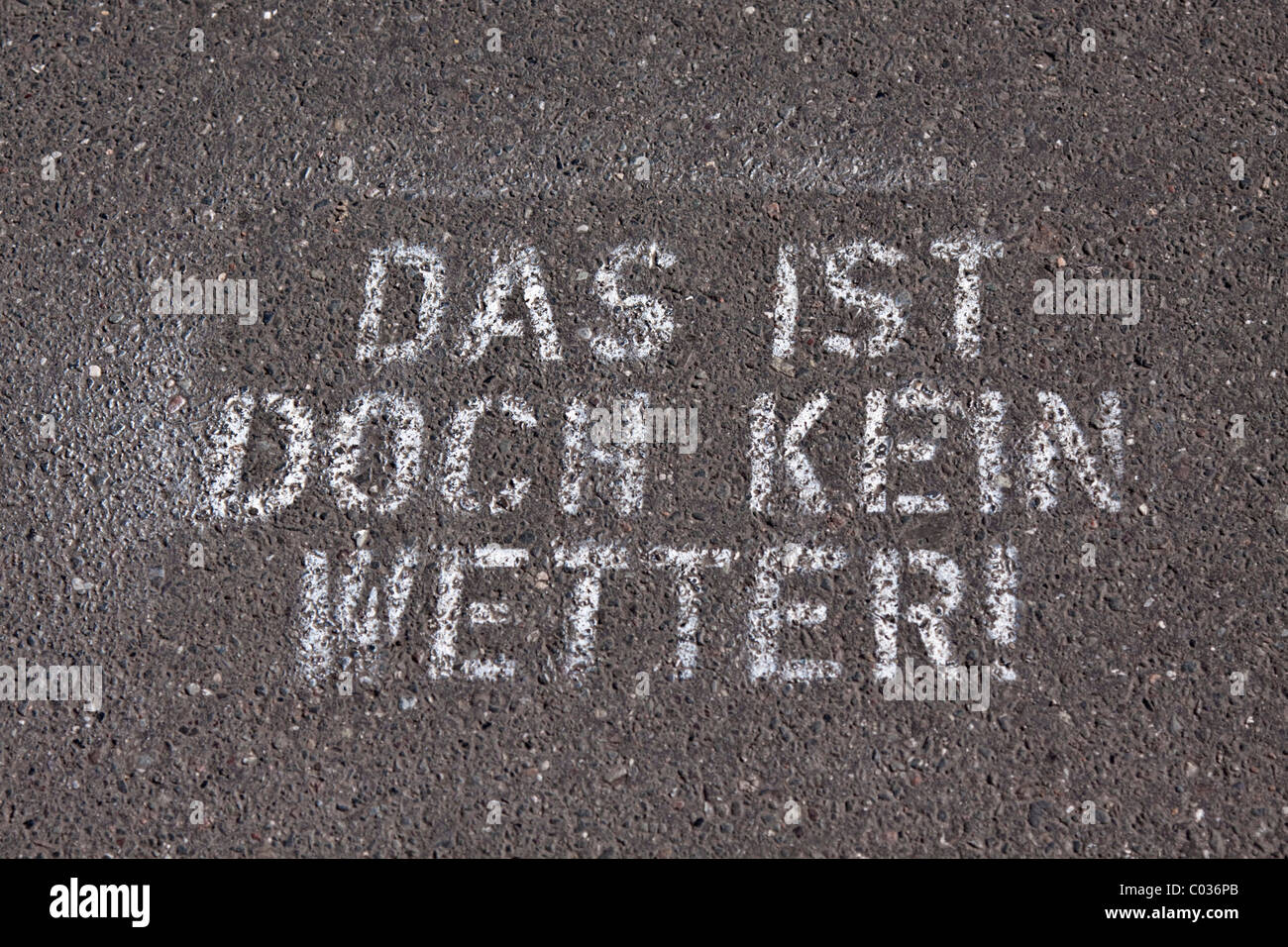 Schriftzug auf einem Bürgersteig, Das ist Doch Kein Wetter gespritzt!, Deutsch, denn das ist nicht das Wetter! Stockfoto