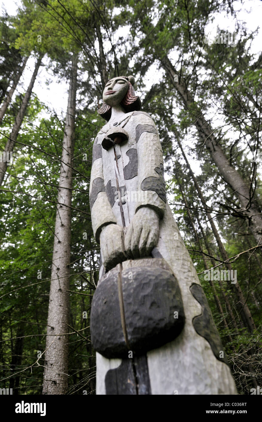 Holz-Skulptur im Wald, Untergrimming in der Nähe von Liezen, Salzkammergut, Steiermark, Austria, Europe Stockfoto