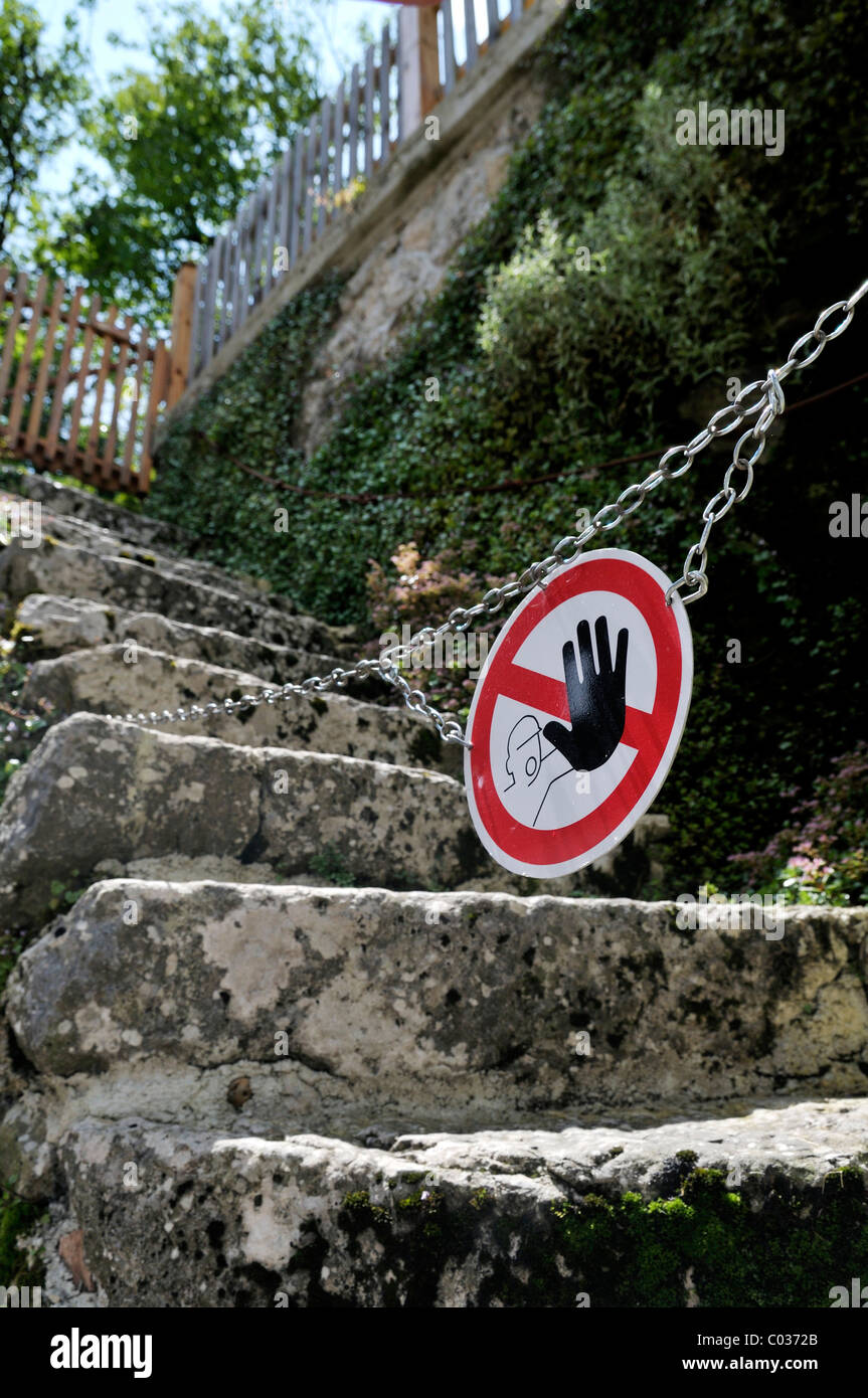 Schild Kein Durchgang Deutsch Fur Kein Hausfriedensbruch An Eine Steintreppe Fuhrt Zu Einem Privaten Anwesen Hallstatt Stockfotografie Alamy