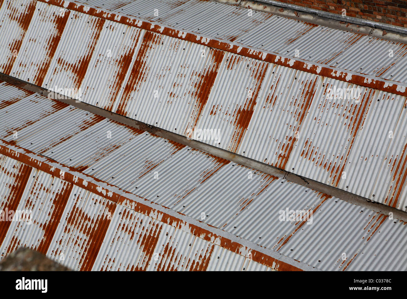 Wellpappe Zinn Fabrikdach Stockfoto