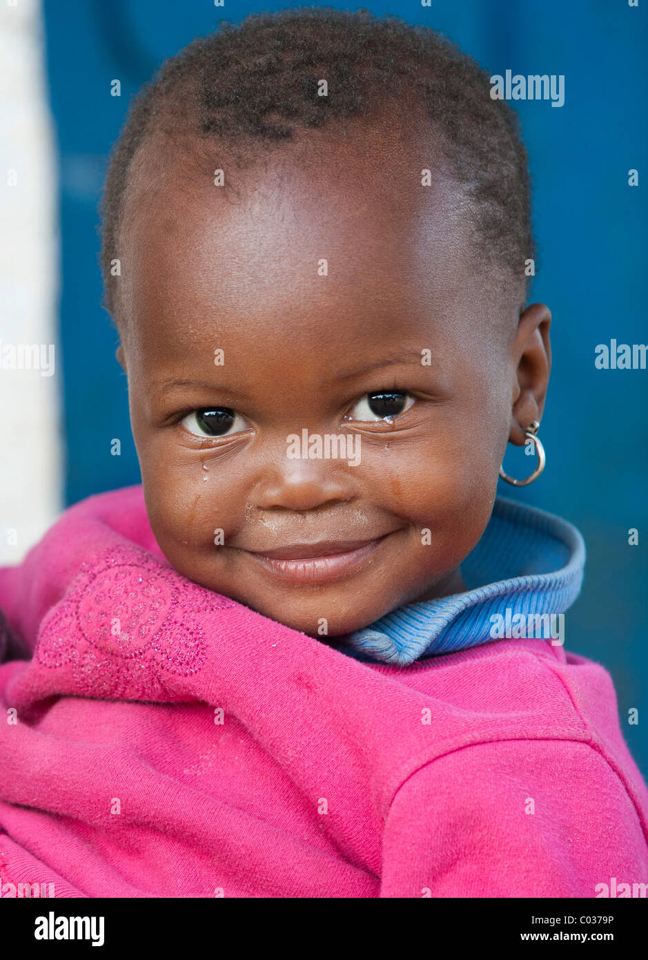 Mädchen, 2-3 Jahre, afrikanische Kind, Portrait, Tansania, Afrika Stockfoto