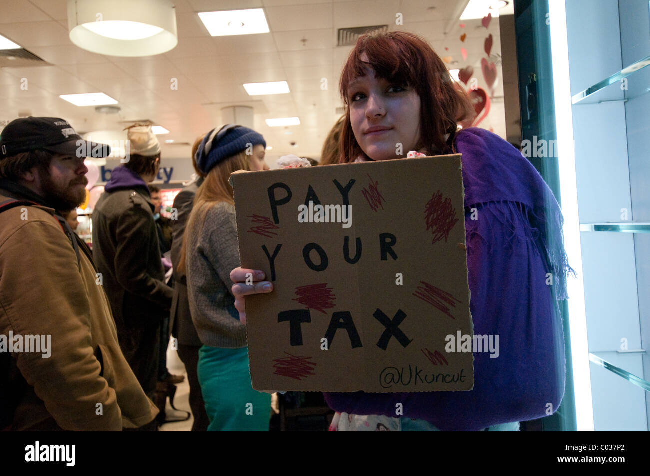 Uncut protestieren Stiefel Apotheke, die angeblich gegen Zahlung von Steuern an die Regierung London UK Englisch zu vermeiden Stockfoto