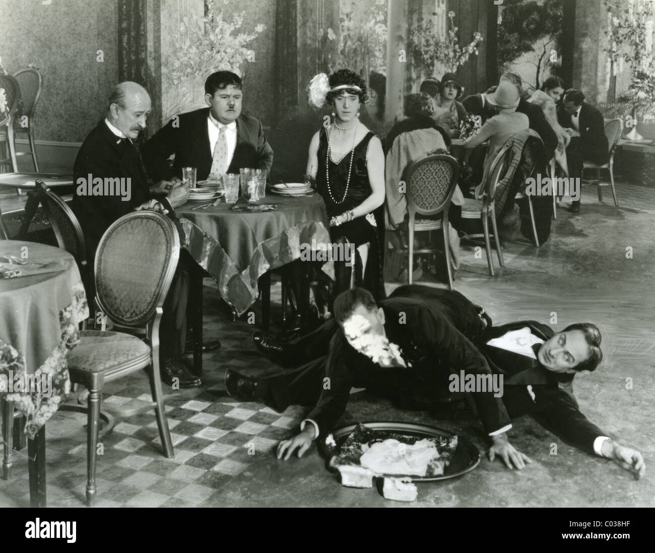 Das ist meine Frau 1929 Hal Roach/MGM Film mit Stan Laurel (links am Tisch) neben Oliver Hardy Stockfoto