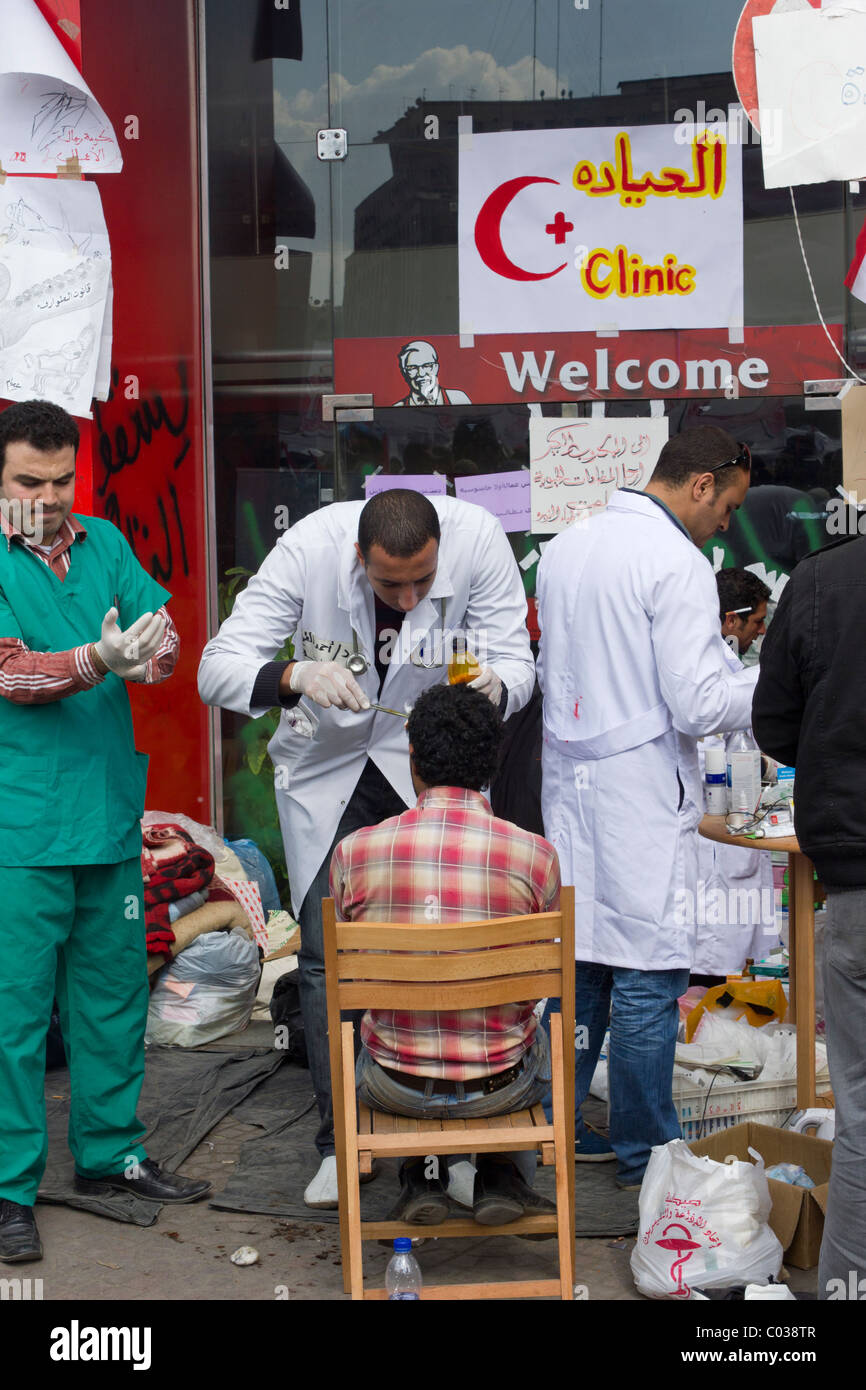 KFC Kentucky Fried Chicken-Steckdose wiederverwendet als Klinik durch Anti-Mubarak-Demonstranten auf dem Tahrir Platz, Kairo, Ägypten Stockfoto