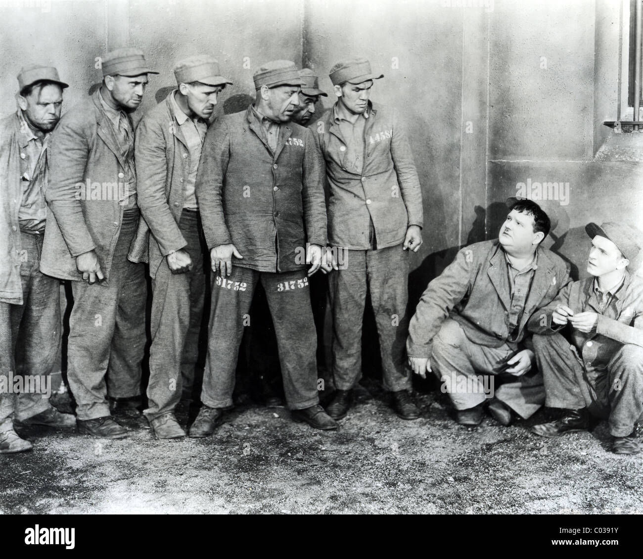 BEGNADIGUNG U.S. 1931 Hal Roach/MGM-Film mit Oliver Hardy (hockend rechts) neben Stan Laurel Stockfoto