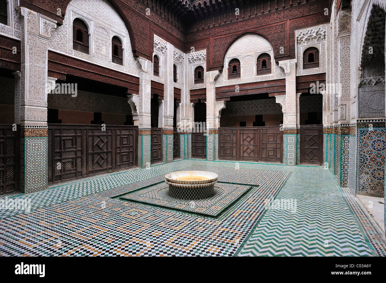 Teilansicht, Innenhof der Medersa Bou Inania, Wände mit Zeder Holzschnitzereien, Stuckverzierungen und Fliese Mosaiken, Meknes Stockfoto