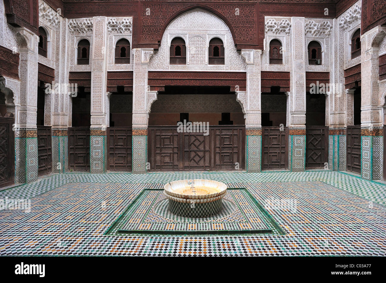 Teilansicht, Innenhof der Medersa Bou Inania, Wände mit Zeder Holzschnitzereien, Stuckverzierungen und Fliese Mosaiken, Meknes Stockfoto