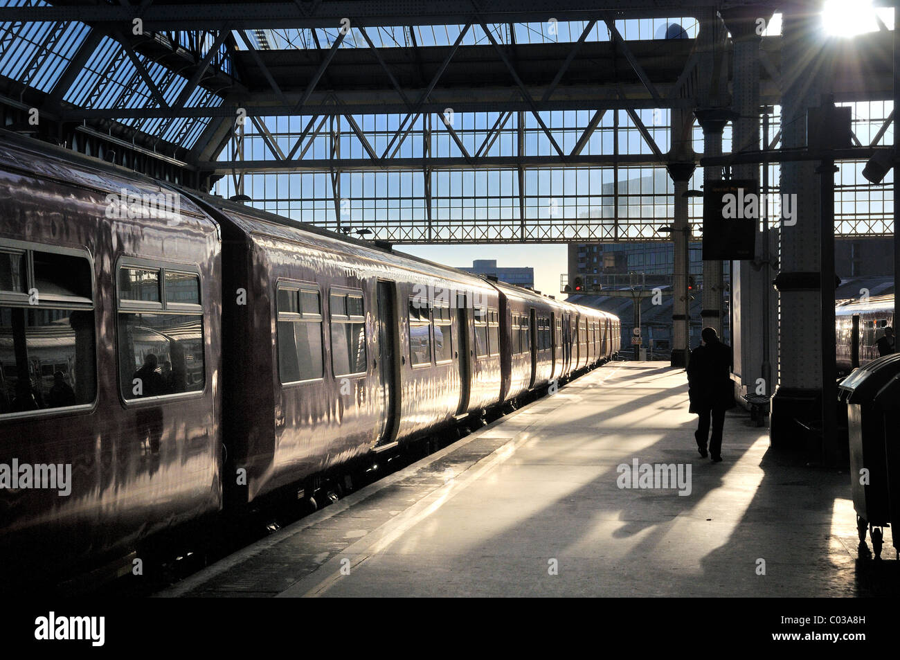 Waterloo Station mit dem Zug am Bahnsteig Stockfoto