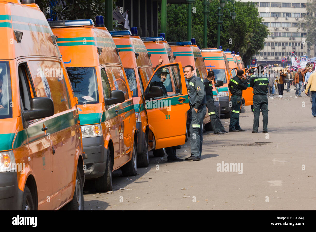 Krankenwagen warten während Anti-Mubarak-Demonstranten auf dem Tahrir Platz, Kairo, Ägypten Stockfoto