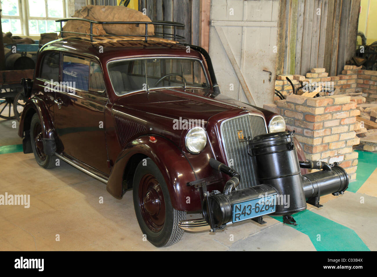 Opel Olympia mit einem Holzgas-Generator, gebaut im Jahre 1936 durch Benzin Engpässe nach dem Krieg wurde es im Jahre 1946 sein umgewandelt Stockfoto