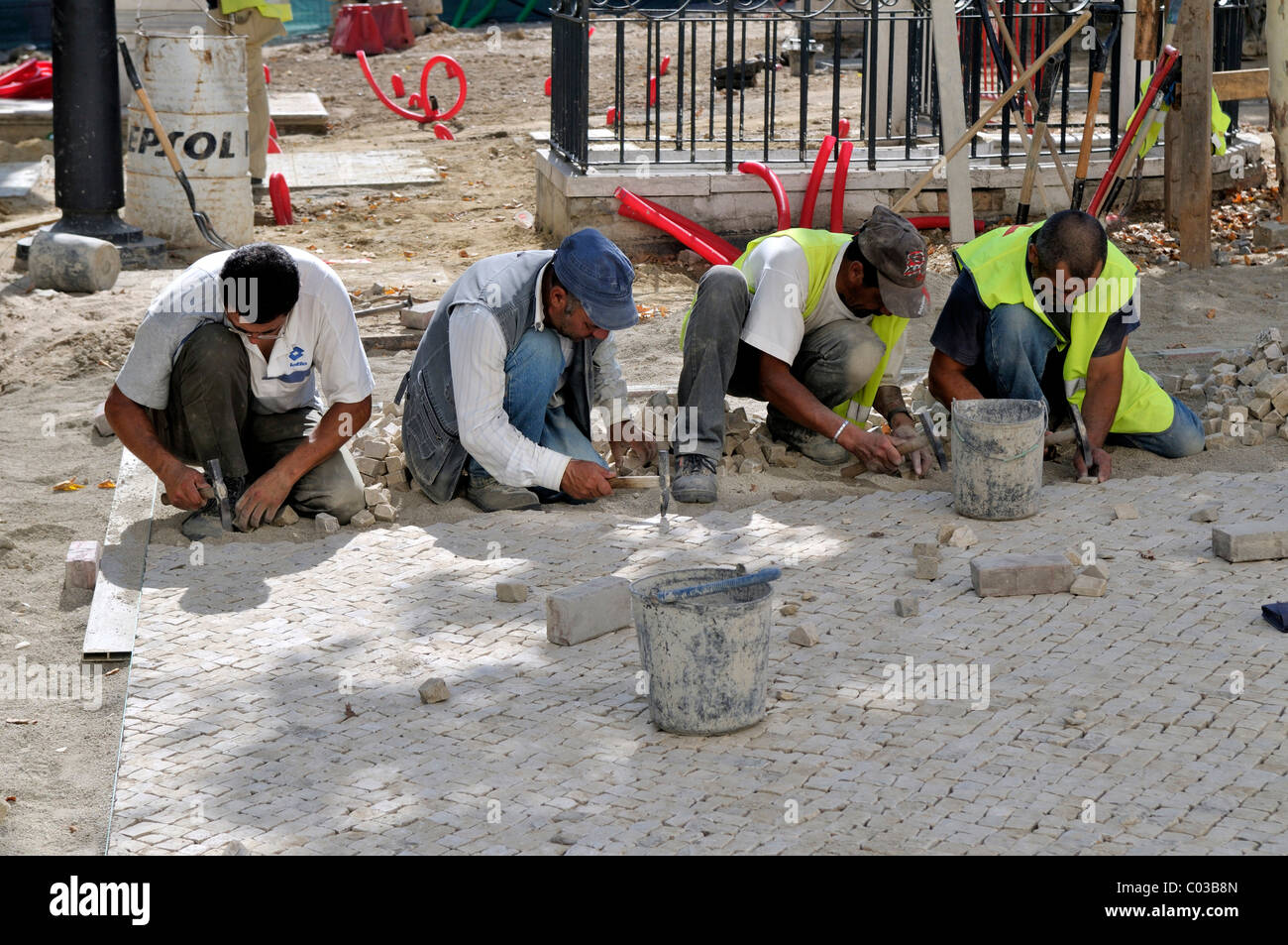 Straßenarbeiter, die Verlegung von Pflastersteinen, Lissabon, Portugal, Europa Stockfoto