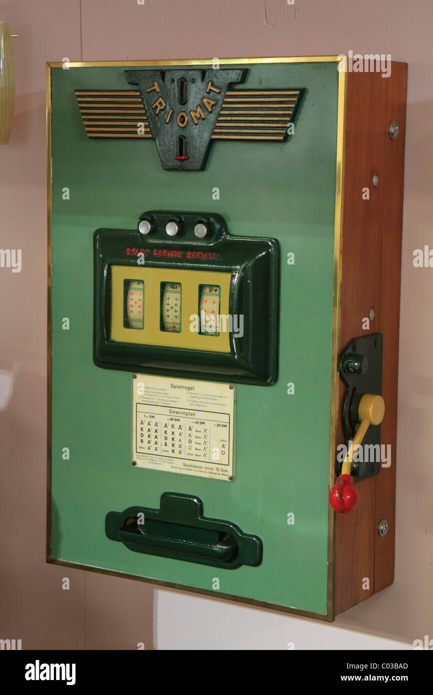 Triomat Spielautomat, ein bewaffneter Bandit, ErfinderZeiten Auto- und Uhr Museum in Schramberg, Schwarzwald, Baden-Württemberg Stockfoto