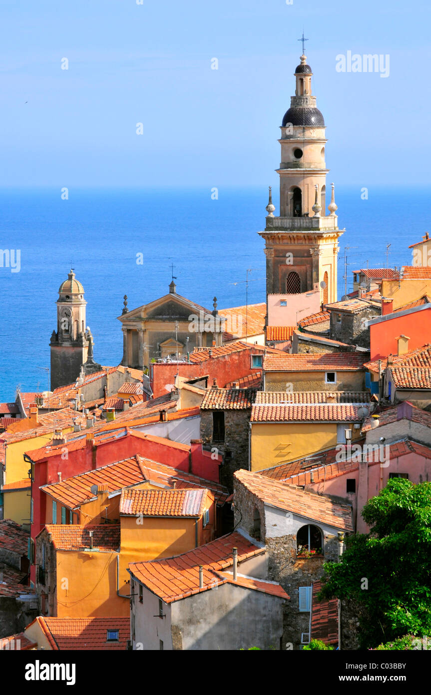 Dächer und barocke Basilika von Saint Michel Archange bei Menton in Frankreich, Region Provence, Departement Alpes-Maritimes Stockfoto