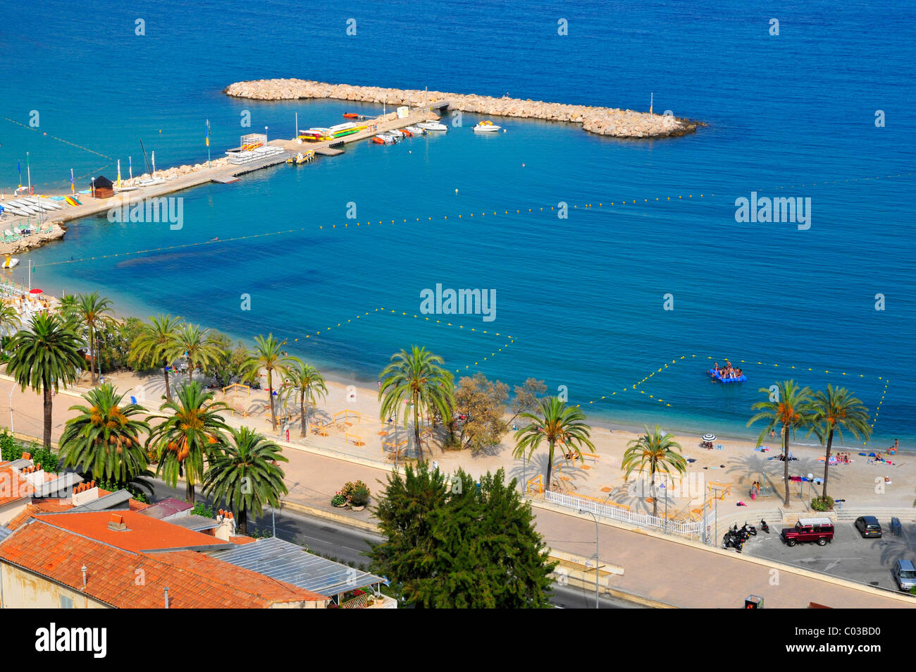 Luftaufnahme der Strand und Palmen von Menton in Frankreich, Region Provence, Departement Alpes-Maritimes Stockfoto