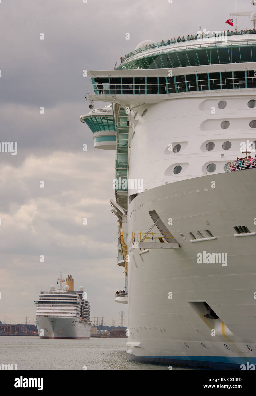 Royal Caribbean cruise Linien, die Unabhängigkeit der Meere Schiff angedockt an Southampton Mayflower Park Docks mit Arcadia zu übergeben Stockfoto