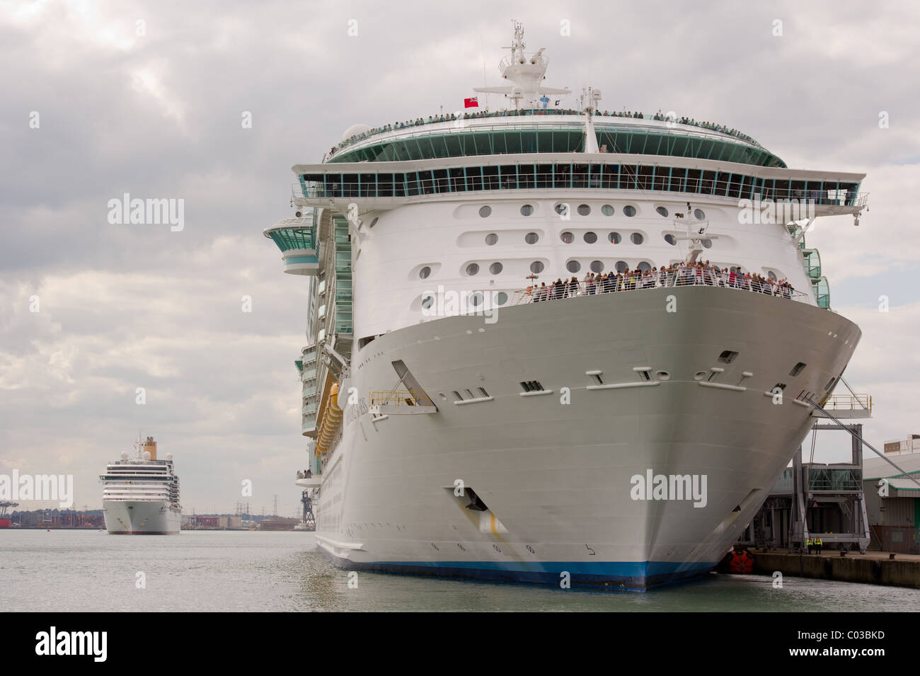 Royal Caribbean cruise Linien, die Unabhängigkeit der Meere Schiff angedockt an Southampton Mayflower Park Docks mit Arcadia zu übergeben Stockfoto