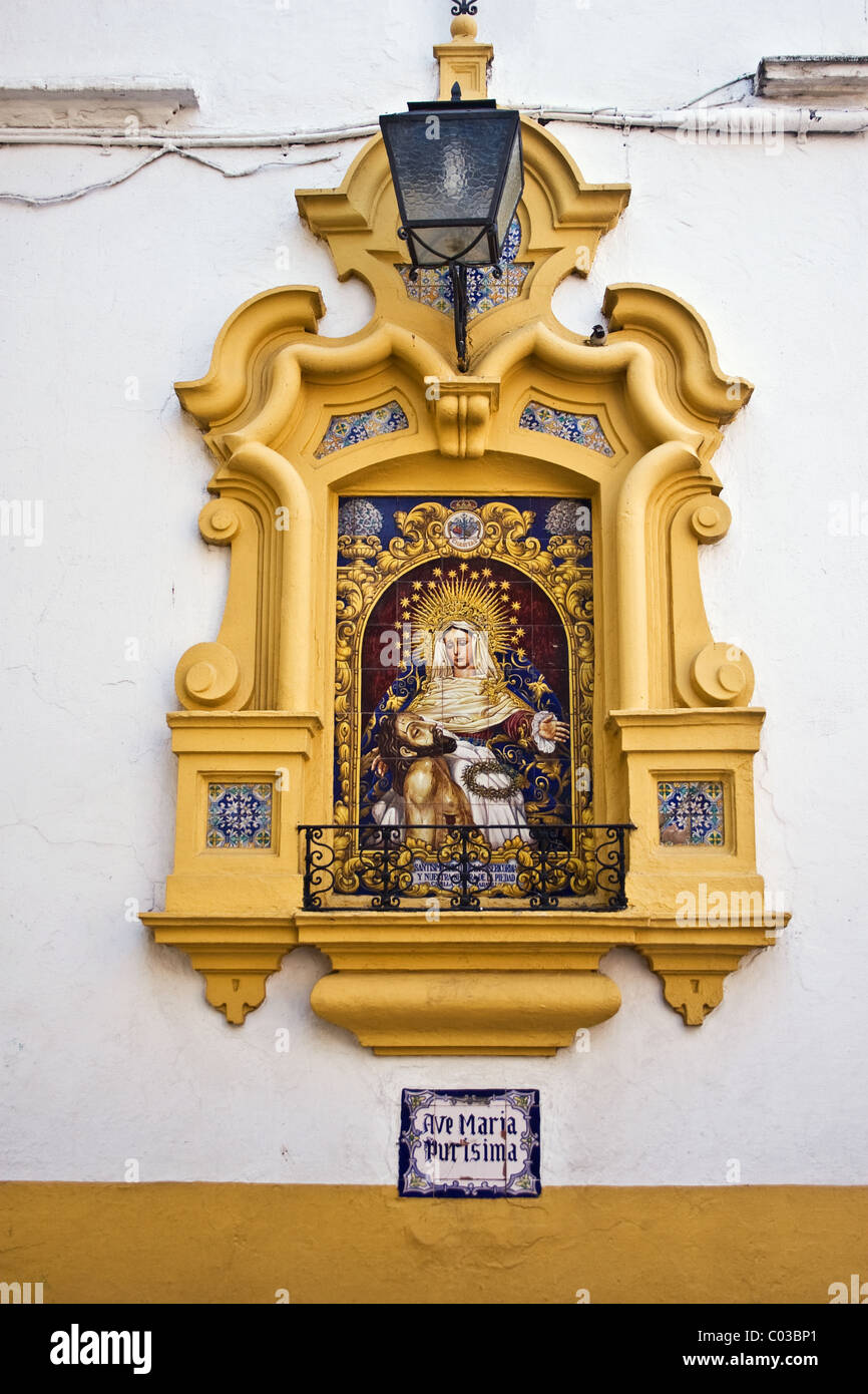 Religiöse gekachelte Bild/Symbol eingelassene Wand neben Postigo del Aceite (Tor in der alten Stadtmauer) Calle Dos de Mayo, Sevilla, Spanien Stockfoto