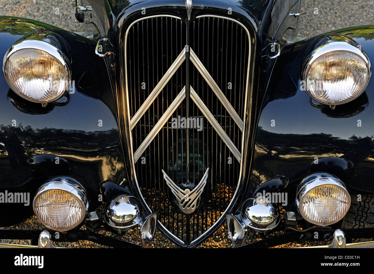 Oldtimer, Scheinwerfer und Kühlergrill von einem Citroen 11 CV Gewerbe-, gebaut 1955 / 56, 41 kW, 55 PS Stockfoto