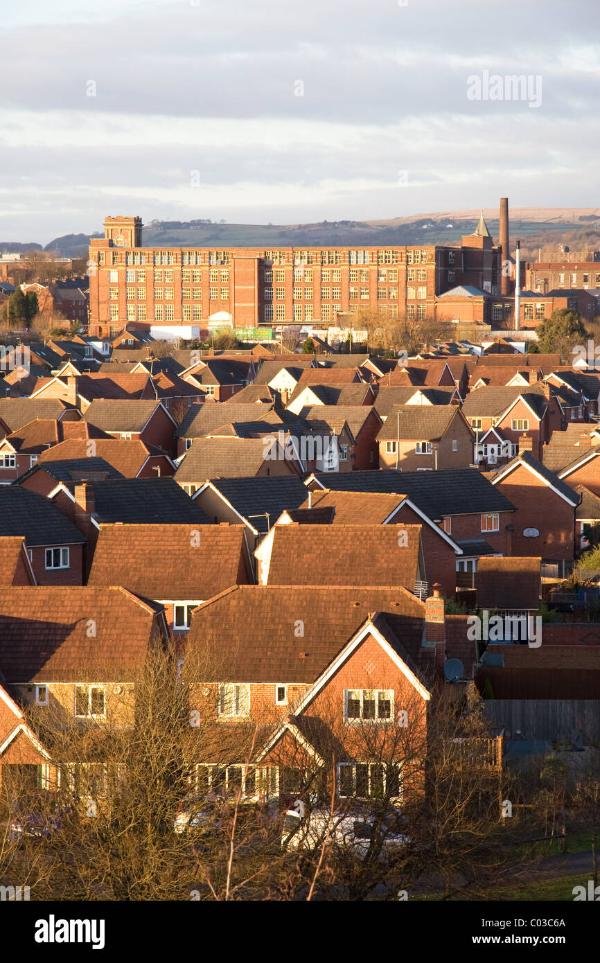 Moderne Wohnanlage und alten Baumwollspinnerei (Pilot Mühle) mit Mauren über Bury, größere Manchester, UK Stockfoto