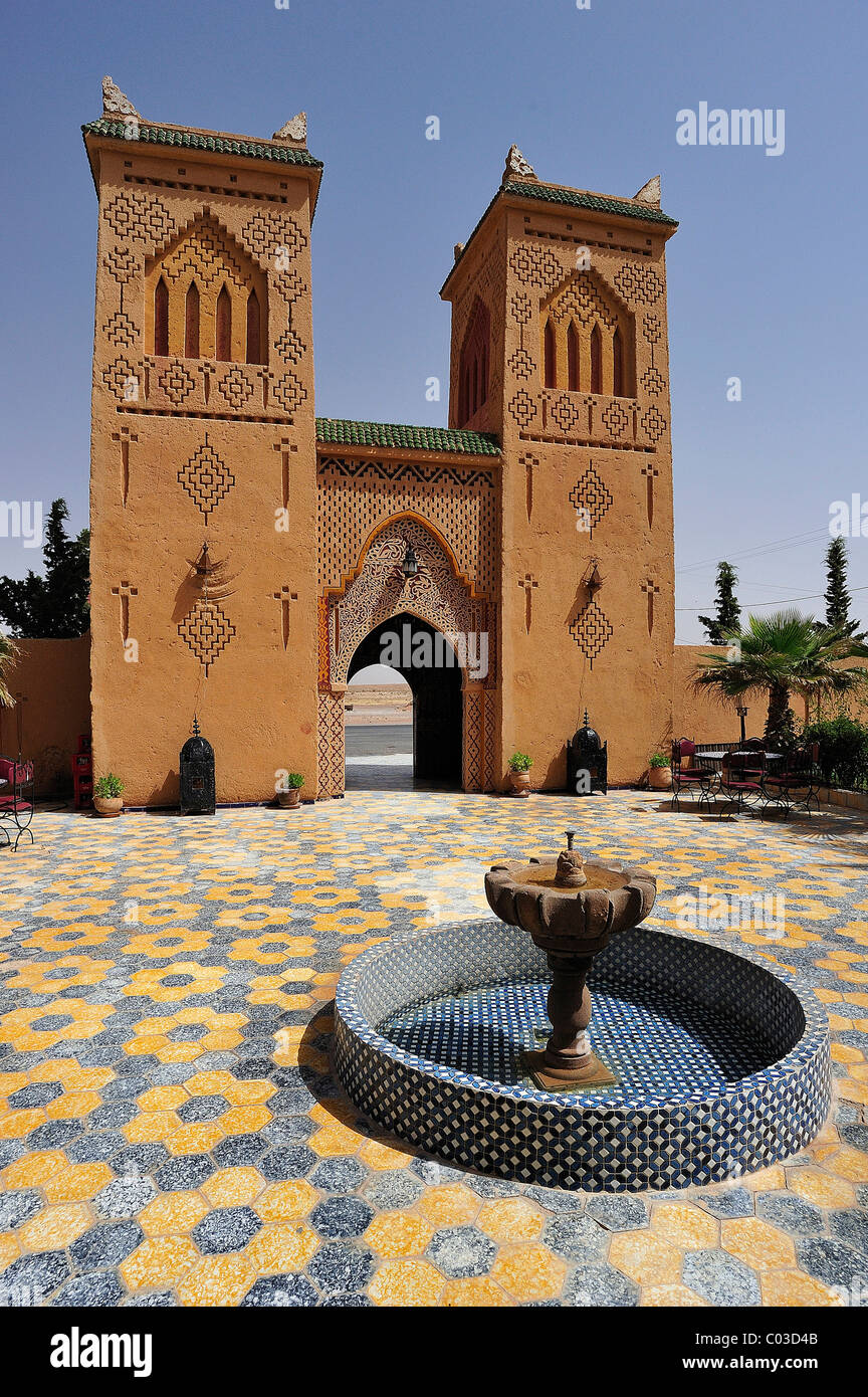 Kasbah-Stil Gebäude mit traditionellen Ornamenten und Mustern der Berber, Innenhof mit Brunnen, Hotel Kasbah Asmaa Stockfoto