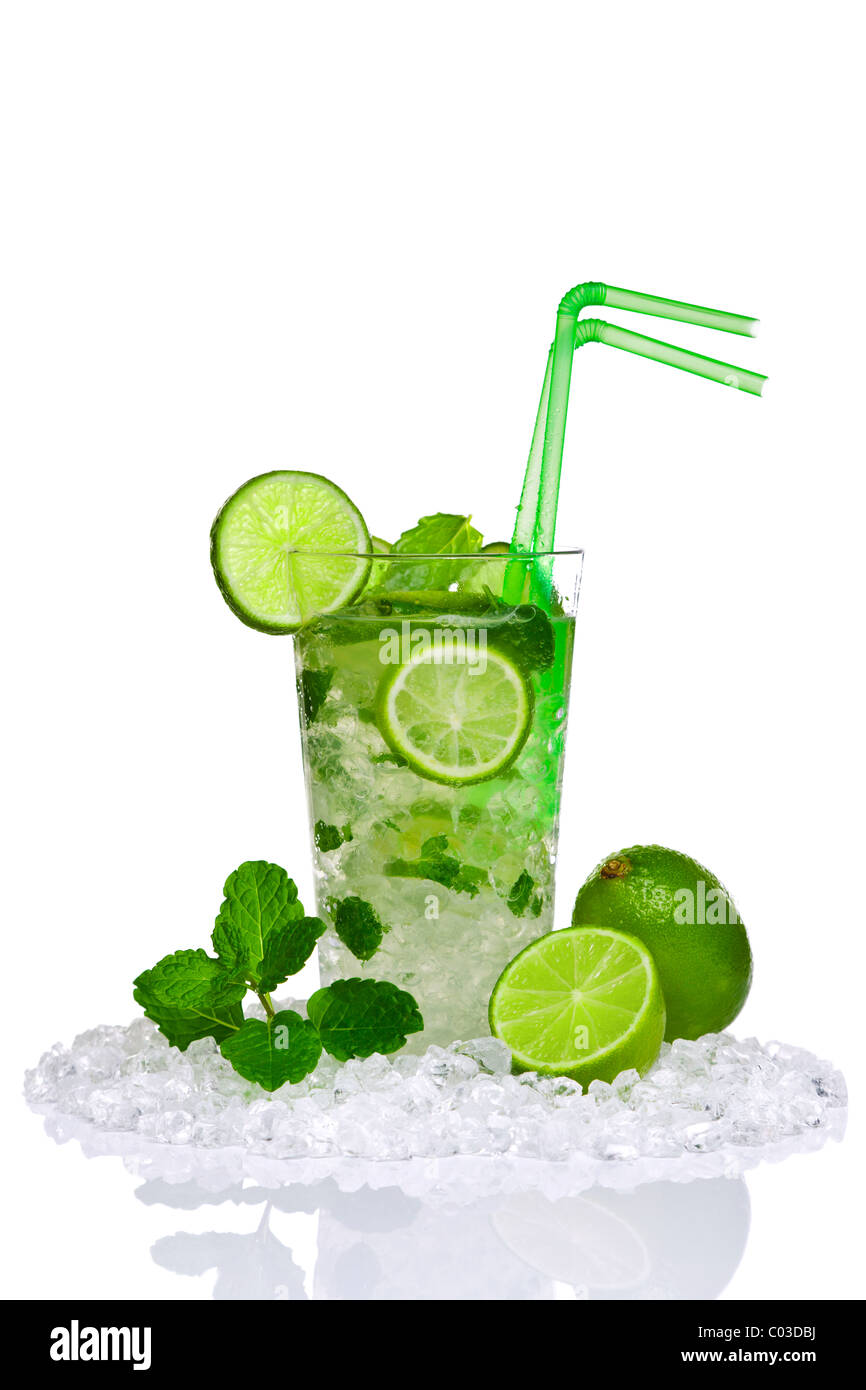 Foto von einem Mojito cocktail mit frischer Limette und Minze isoliert auf einem weißen Hintergrund. Stockfoto