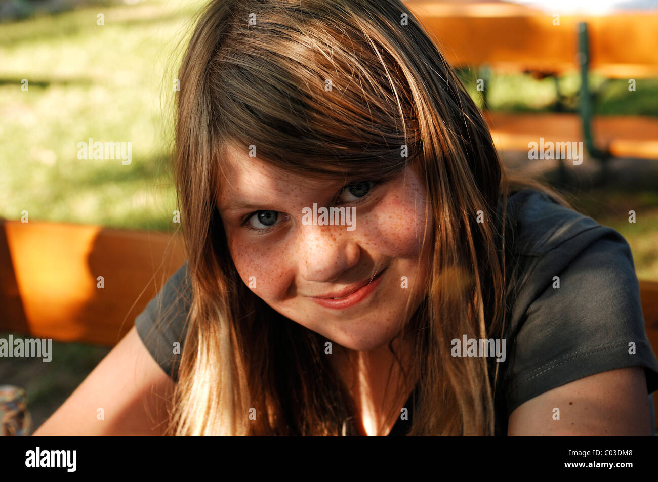 Mädchen, 10 mit Sommersprossen, direkt in die Kamera schaut Stockfoto