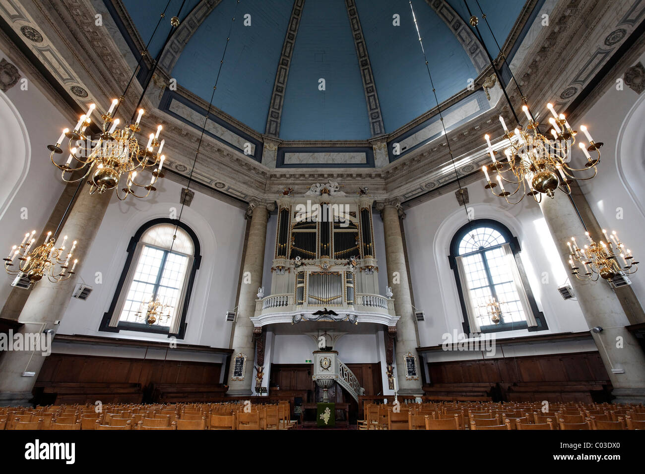 Oostkerke Kirche barocke Kuppel-Kirche mit einer Orgel von De Rijkers, Middelburg, Halbinsel Walcheren, Provinz Zeeland Stockfoto