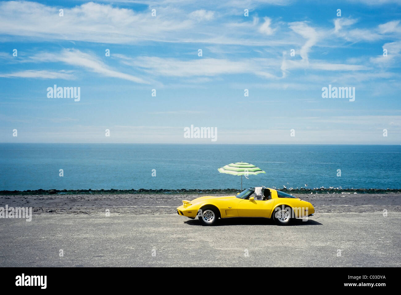 Gelben Chevrolet Corvette mit Sonnenschirm, Parkplatz am Ufer des Meeres, Westkapelle, Walcheren, Zeeland, Holland, Benelux, Europa Stockfoto