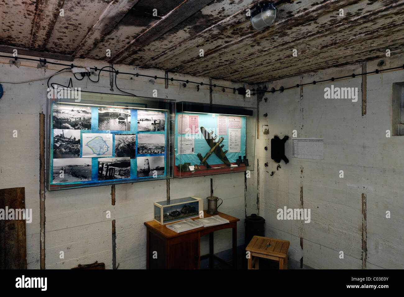 Ausstellung in den Mannschaftsräumen, Bunker aus dem zweiten Weltkrieg, Atlantische Wand 1942, Bunker Museum Zoutelande, Walcheren Stockfoto