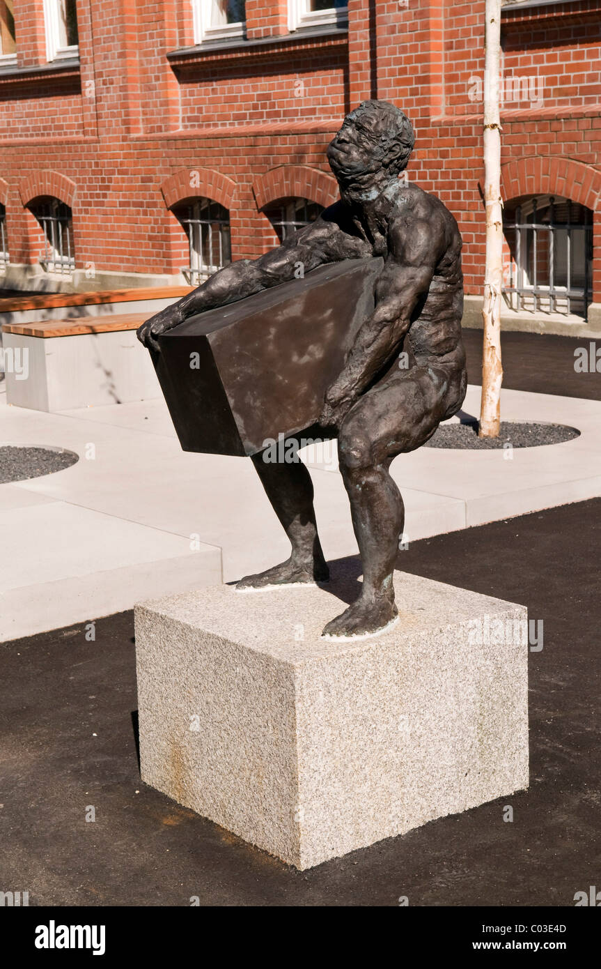 Skulptur ein starker Mann Heben schwerer Lasten, unbekannte Künstler, Skulptur im Besitz der Allgemeine Suedboden AG Stockfoto