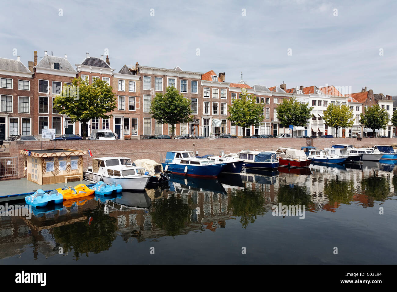 Prins Hendrik Dock, Boote und alte Häuser auf der Halbinsel Deich, Middelburg, Walcheren, der Provinz Zeeland, Niederlande, Benelux Stockfoto