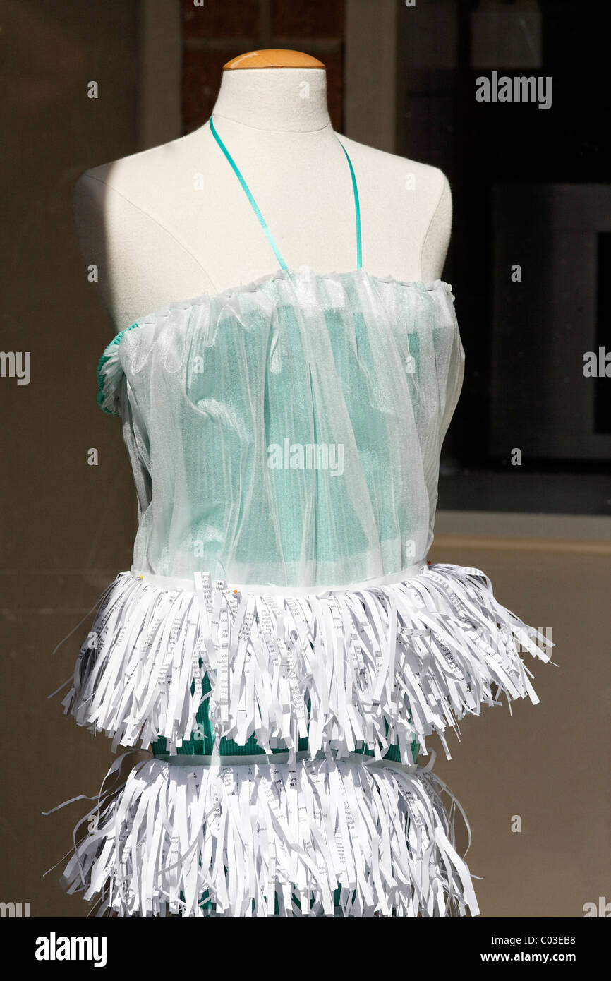 Fancy Dress mit einen Stufenrock geschredderten Papier in einem Schaufenster, Kleidung erstellt von Modestudenten, Middelburg Stockfoto