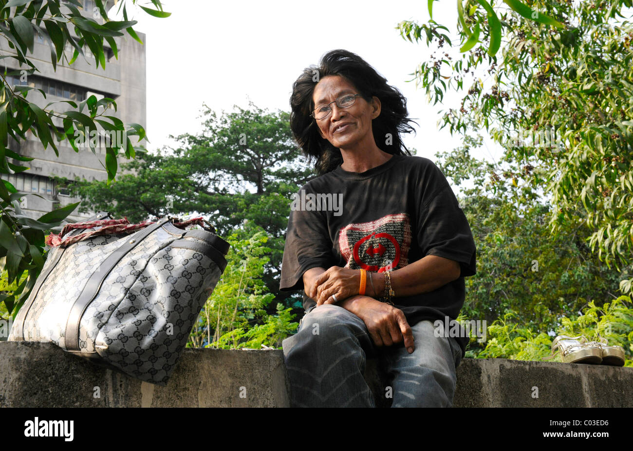 Arbeitslose Frau sitzt auf einer Mauer, Manila, Philippinen, Südostasien Stockfoto