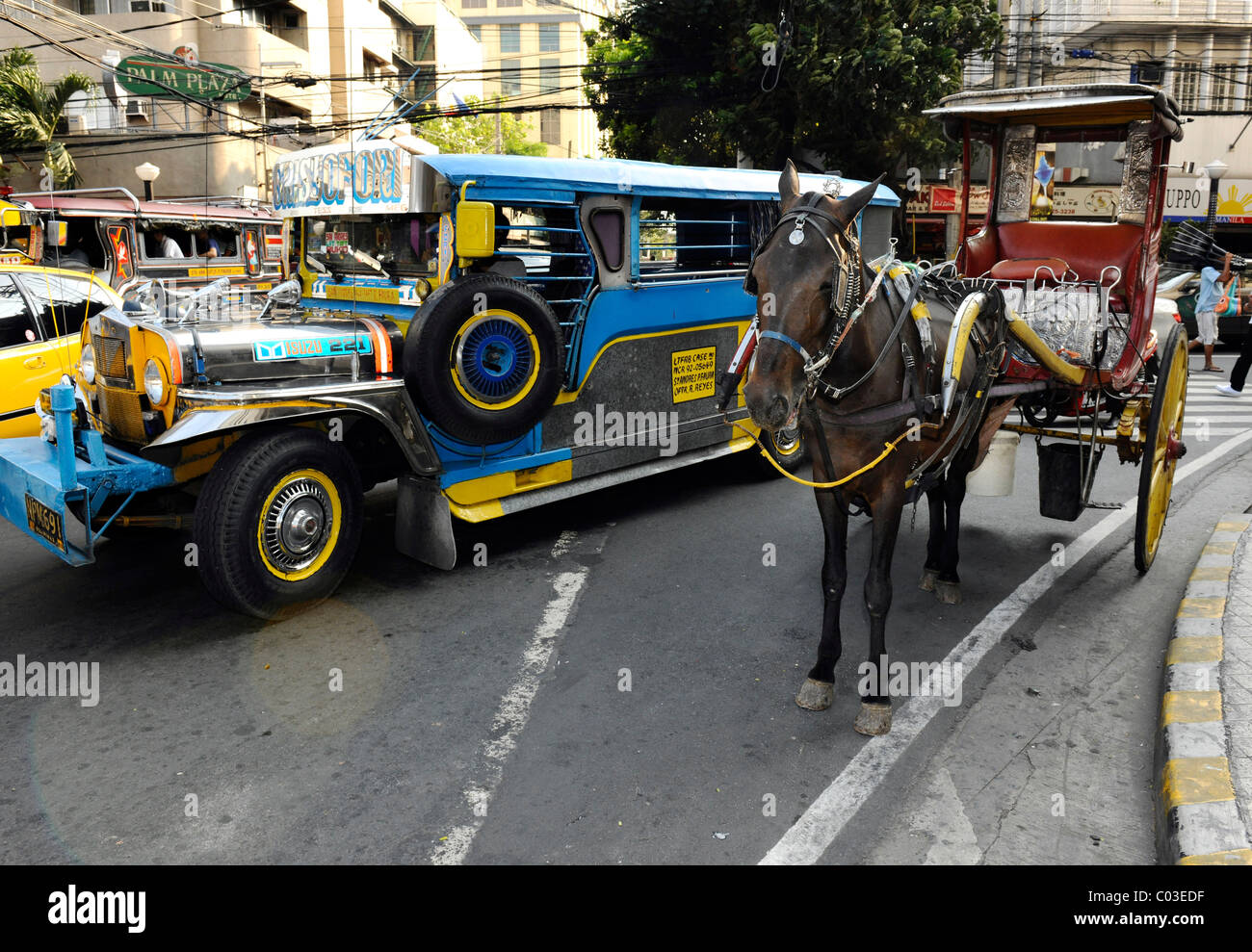 Jeepney Taxis und Pferdekutschen in Manila, Philippinen, Südostasien Stockfoto