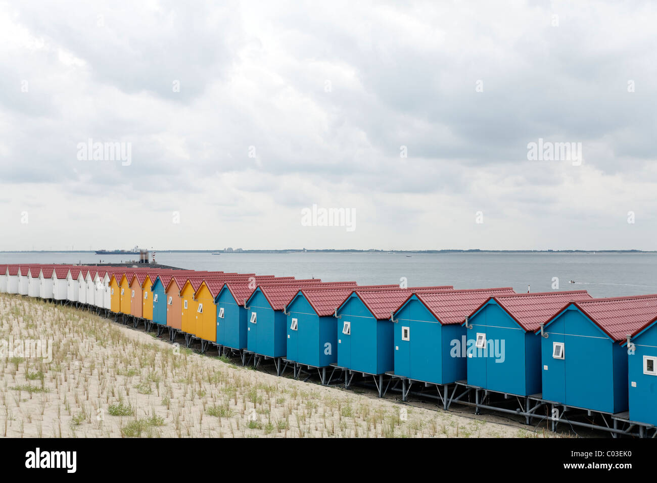 Lange Reihe von bunten bewohnbare Strandhütten, Vlissingen, Walcheren, Zeeland, Holland, Benelux, Europa Stockfoto