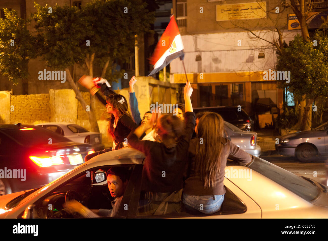 Ägypter in Autos auf der Straße feiert Sieg in ihrer revolution Stockfoto