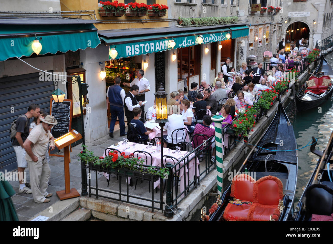 Ristorante da Raffaele in San Marco, einem Restaurant an einem Kanal mit Gästen und Gondeln, Venedig, Venedig, Italien, Europa Stockfoto