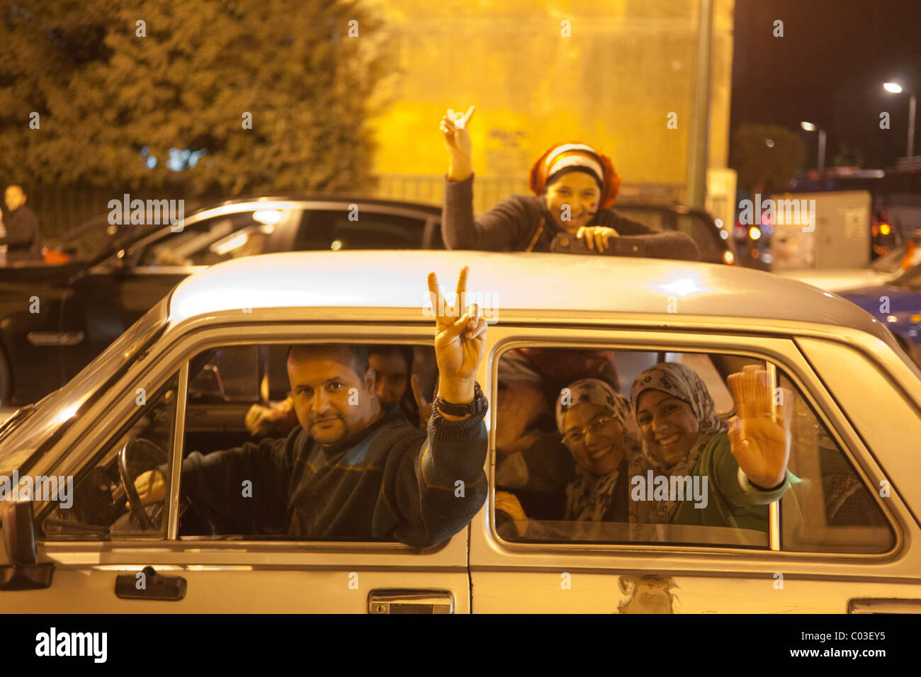 Ägypter in Autos auf der Straße feiert Sieg in ihrer revolution Stockfoto