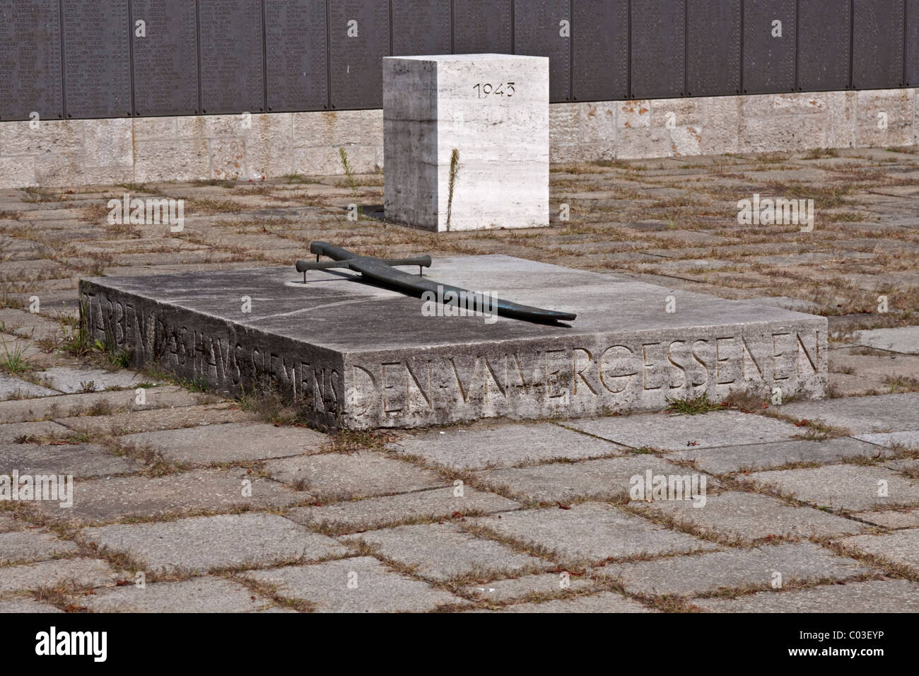 SiemensDenkmal, BronzeAdler mit Stele zum Gedenken an die gefallenen