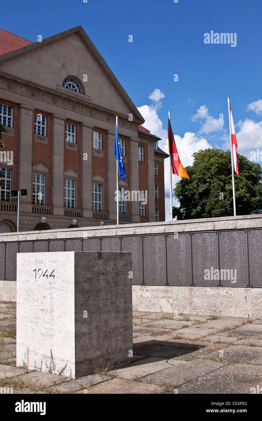 Siemens-Denkmal, Bronze-Adler mit Stele zum Gedenken an die gefallenen Mitarbeiter von Siemens in der ersten und zweiten Weltkrieg Stockfoto