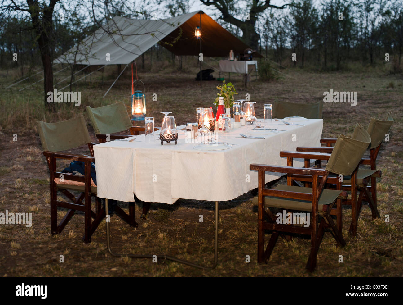 Elegante Luxus-Camp, Esstisch, Leben unter Leinwand, Serengeti, Tansania, Afrika Stockfoto