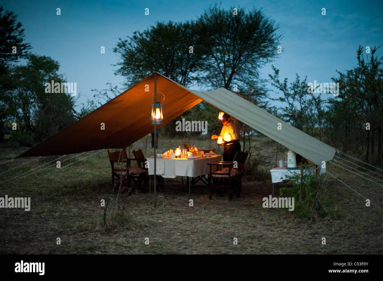 Elegante Luxus-Camp, Esstisch, Leben unter Leinwand, Serengeti, Tansania, Afrika Stockfoto