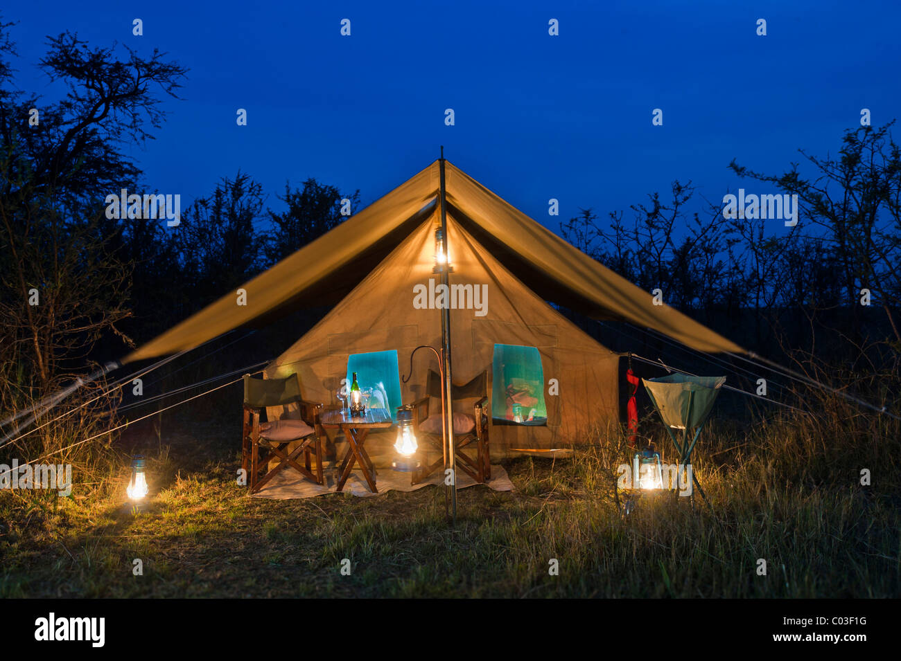 Elegante Luxus-Camp, wohnen im Zelt, Zelt in der Abenddämmerung mit Beleuchtung, Serengeti, Tansania, Afrika Stockfoto