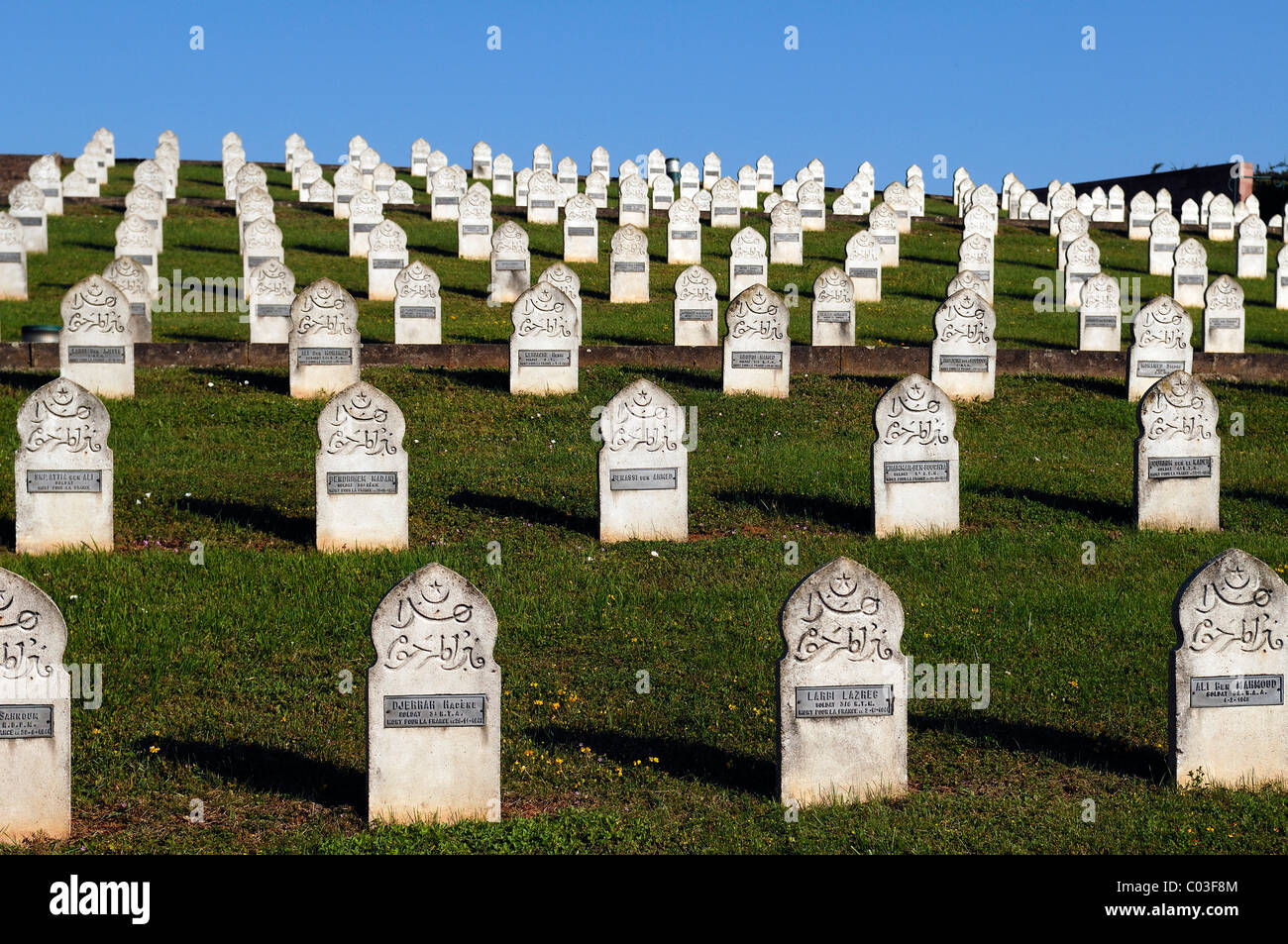 Kreuze mit Namen von Soldaten aus arabischen Ländern auf dem Soldatenfriedhof am Blutberg Hügel, Sigolsheim, Elsass, Frankreich, Europa Stockfoto