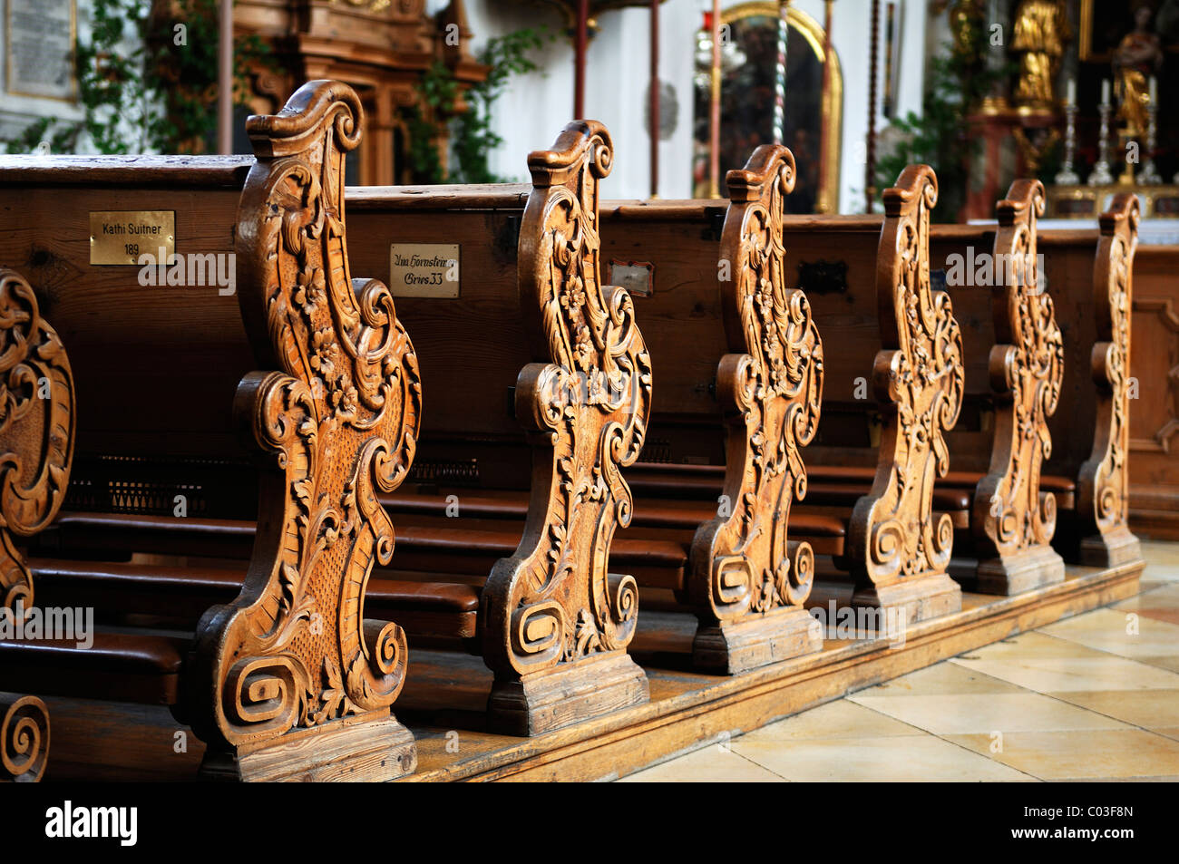 Dekorative, geschnitzte hölzerne Bänke in der Pfarrkirche St. Peter und Paul, Barock-Stil aus dem Jahre 1740, Matthias-Klotz-Straße 4 Stockfoto